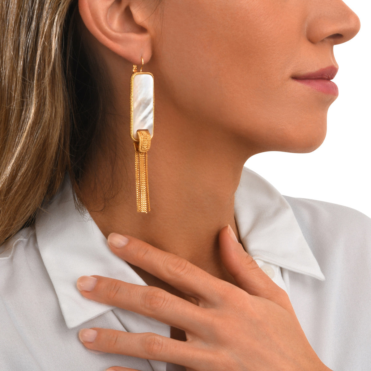 Boucles d'oreilles dormeuses Ashanti en nacre rectangulaire et chaînes - blanc Nacre