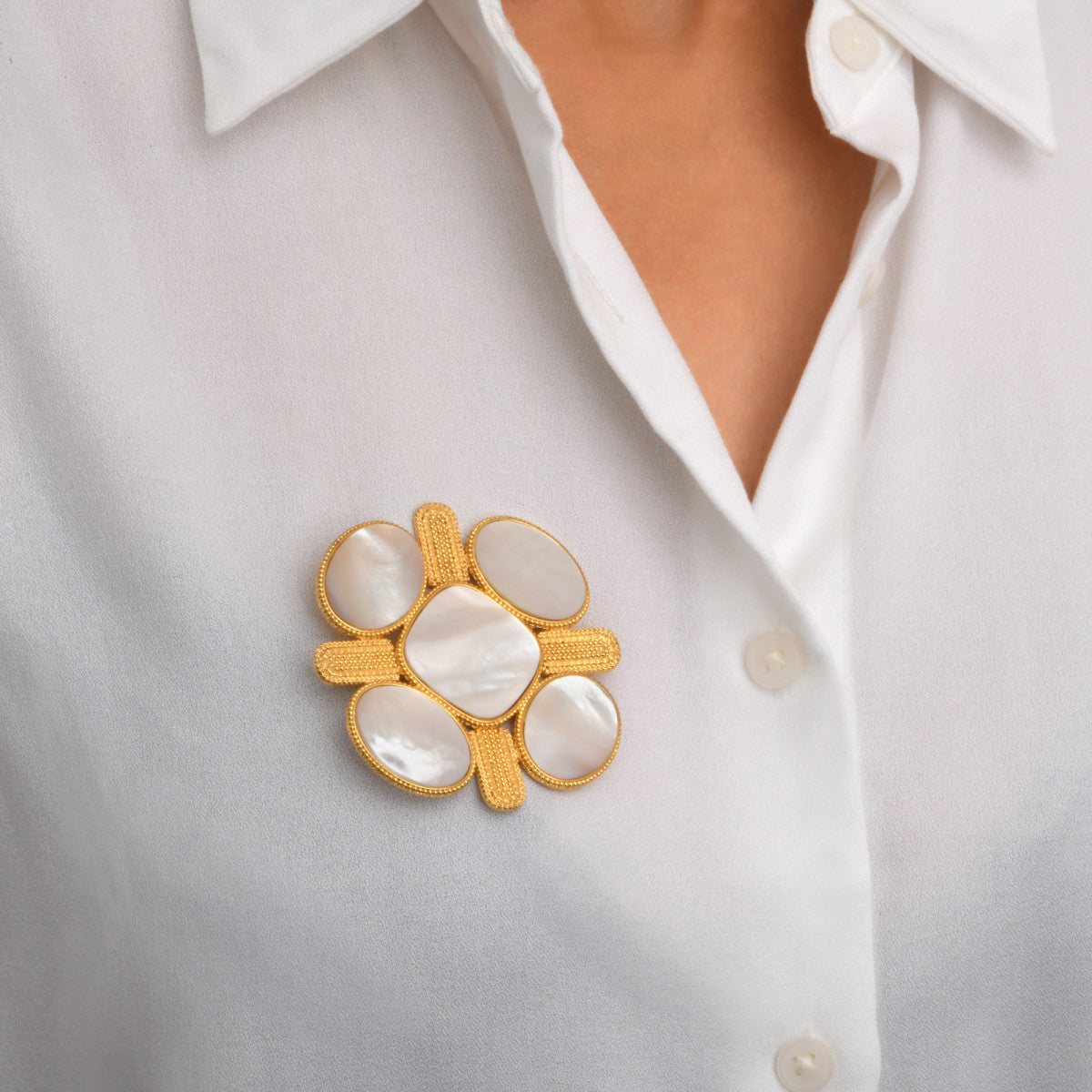 Broche Ashanti en métal et nacre - blanc Nacre