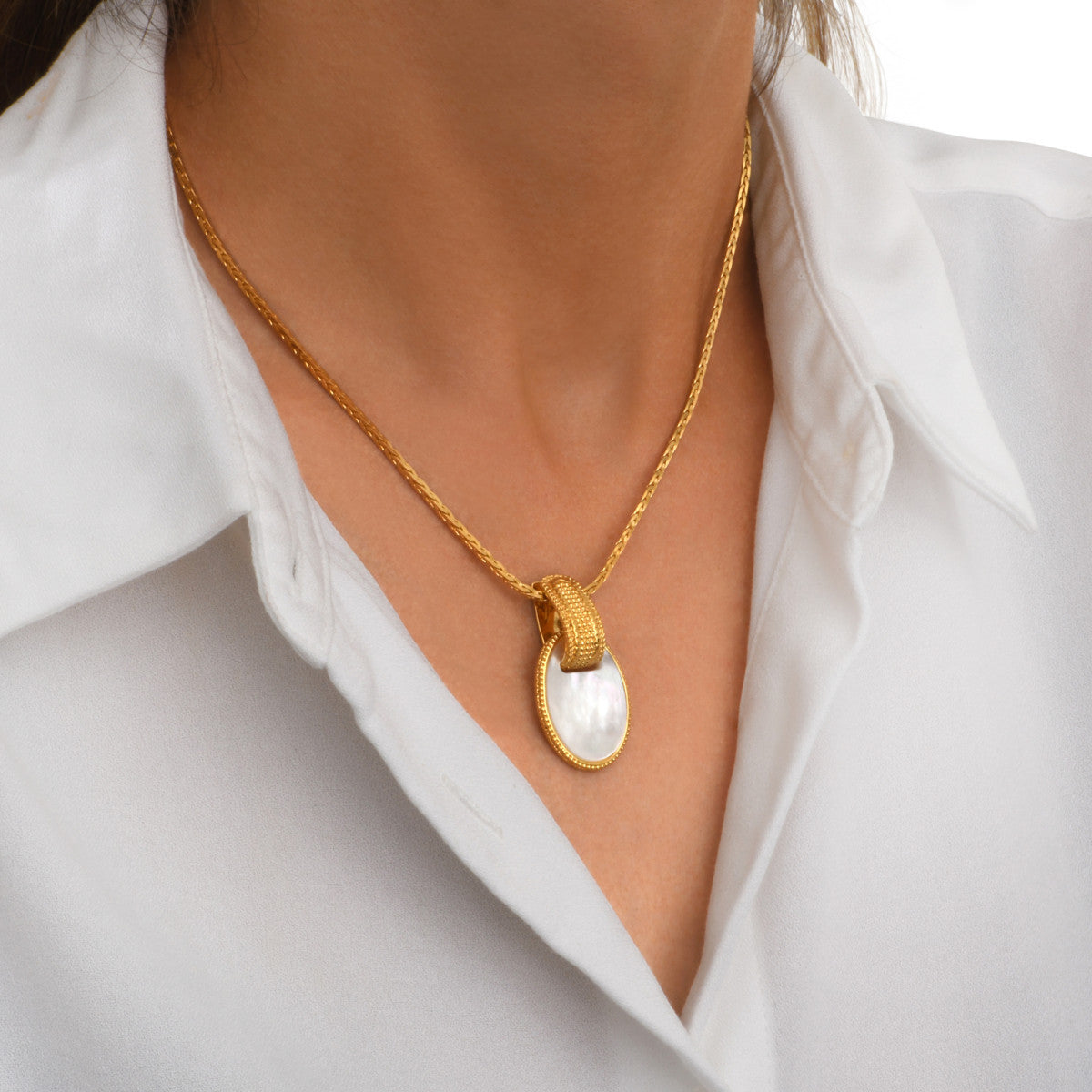 Collier Ashanti en chaîne tressée et nacre ovale - blanc Nacre