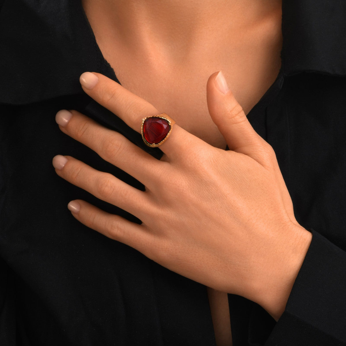 Bague ajustable Bysance en métal doré et cabochon poire - rouge Rouge