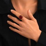 Bague ajustable Bysance en métal doré et cabochon poire - rouge Rouge