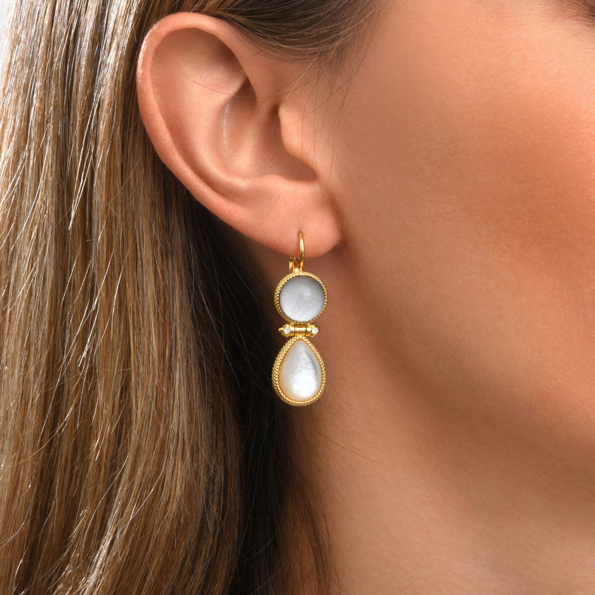 Boucles d'oreilles dormeuses Océane en métal doré, acrylique et nacre - blanc Blanc