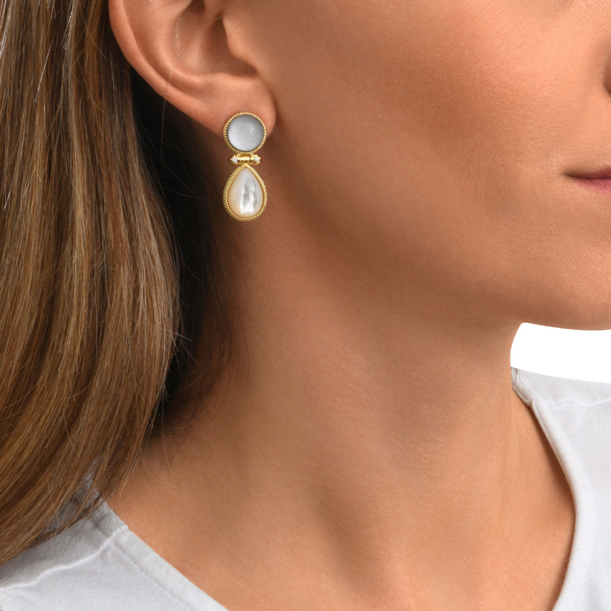 Boucles d'oreilles tige Océane en métal doré, acrylique et nacre - blanc Blanc