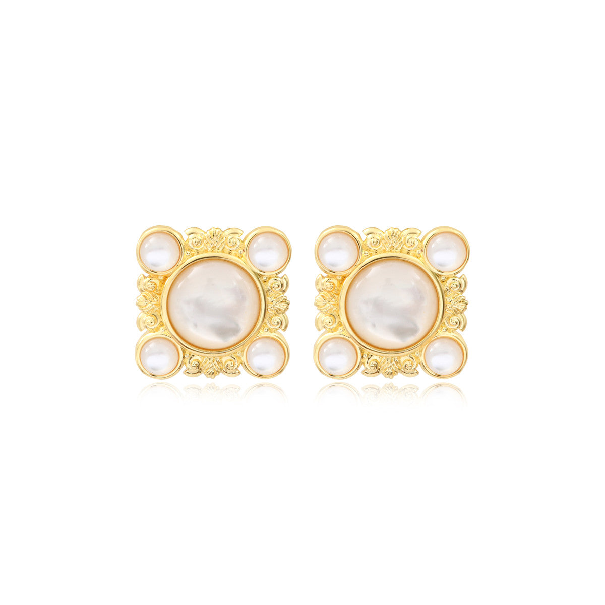 Boucles d'oreilles clip Océane en métal doré et nacre, motif coquillage - blanc Blanc