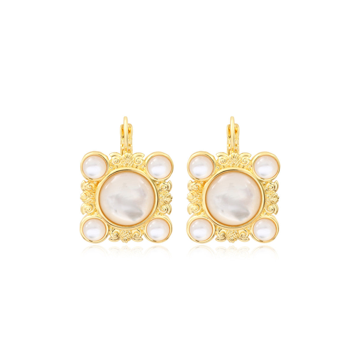 Boucles d'oreilles dormeuses Océane en métal doré et nacre, motif coquillage - blanc Blanc