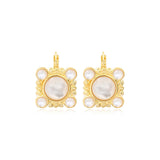 Boucles d'oreilles dormeuses Océane en métal doré et nacre, motif coquillage - blanc Blanc
