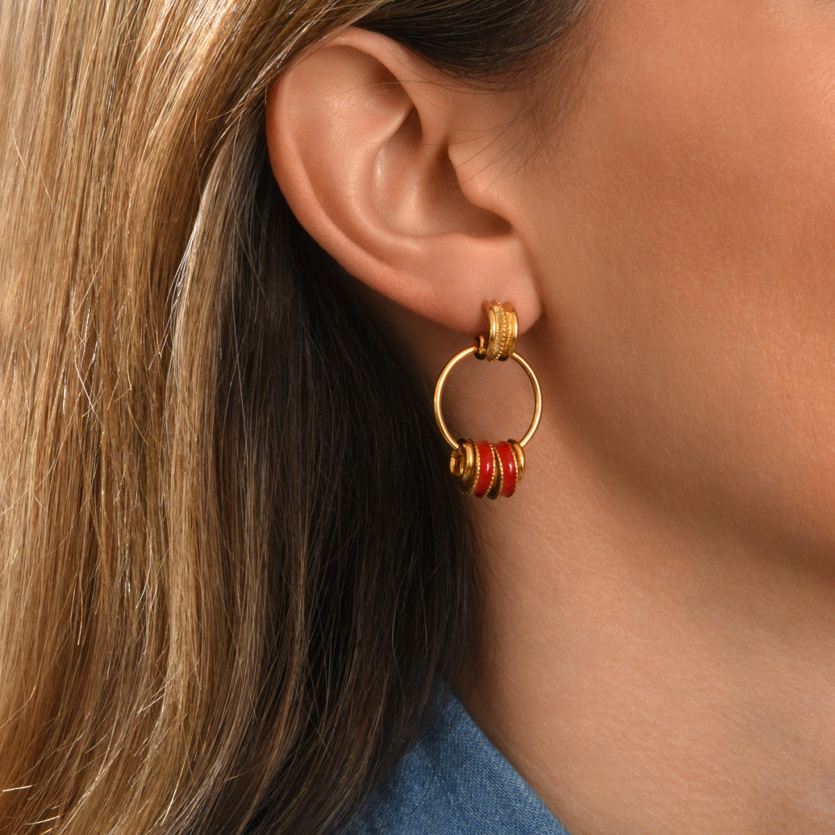 Boucles d'oreilles à tiges percées Alicudi anneaux en métal doré et émail - rouge Rouge