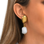 Boucles d'oreilles clip Loulou dorées avec pendentif blanc en résine métallisée - blanc Or blanc