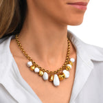 Collier Loulou à chaîne dorée à larges maillons et éléments blancs en résine métallisée - blanc Or blanc