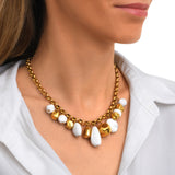 Collier Loulou à chaîne dorée à larges maillons et éléments blancs en résine métallisée - blanc Or blanc