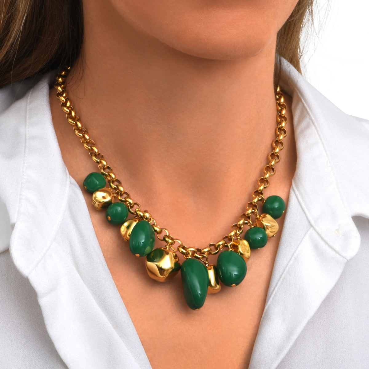 Collier Loulou à chaîne dorée à larges maillons et éléments verts en résine métallisée - vert Vert or