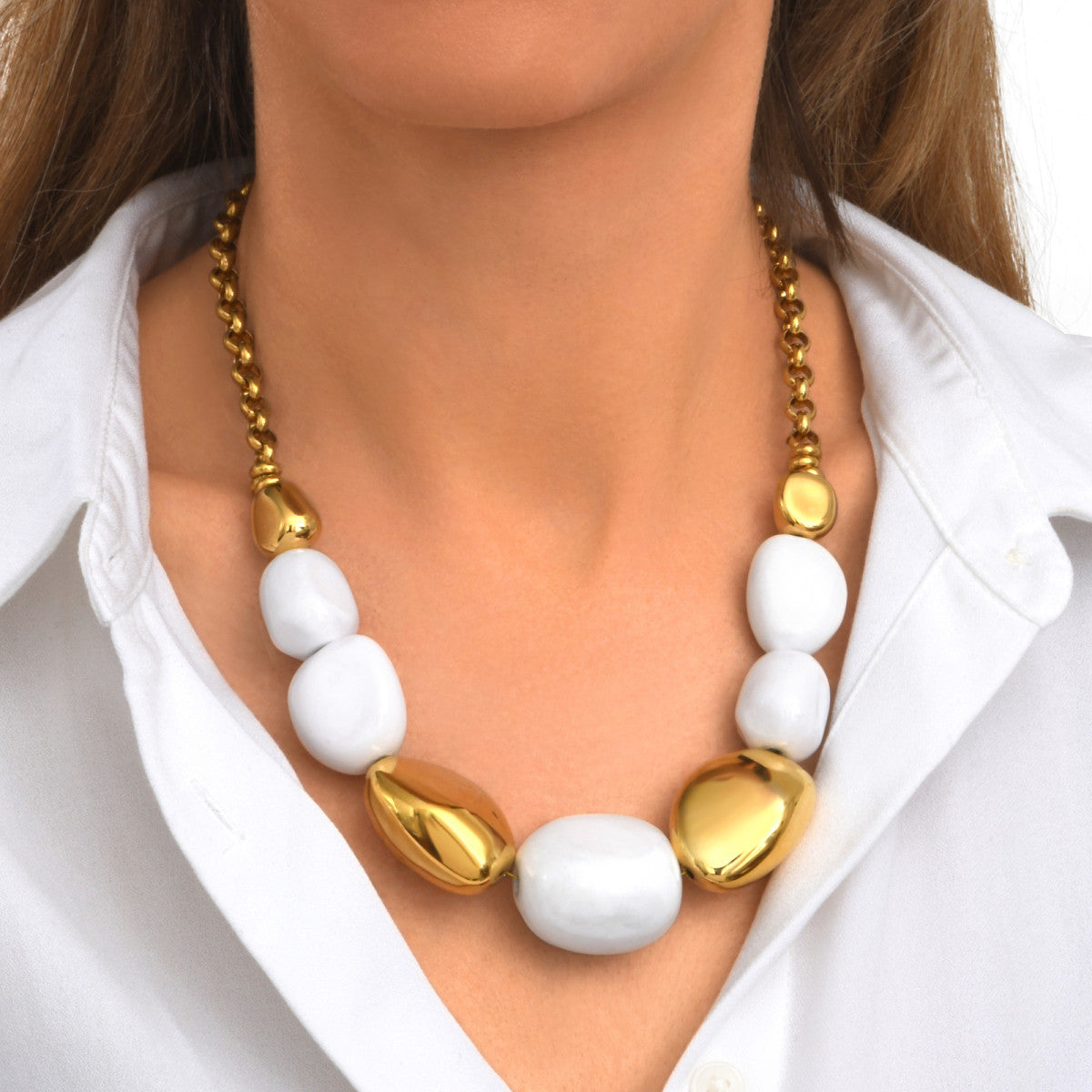 Collier Loulou à chaîne dorée et cailloux en résine métallisée blanche et dorée - blanc Or blanc