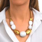 Collier Loulou à chaîne dorée et cailloux en résine métallisée blanche et dorée - blanc Or blanc