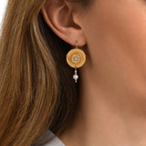 Boucles d'oreilles dormeuses Dakota en métal doré et nacre - blanc Perle de riviere
