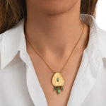 Collier pendentif Dakota en métal doré martelé et pierres gemmes - vert Vert