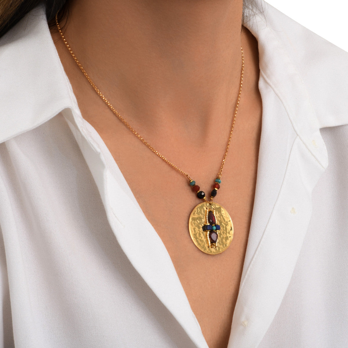 Collier pendentif Dakota en métal doré martelé et pierres de couleurs - multicolore Multi