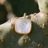 Boucles d'oreilles dormeuses carrées Ashanti – blanches
