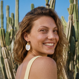 Boucles d'oreilles dormeuses Ashanti – nacre blanche