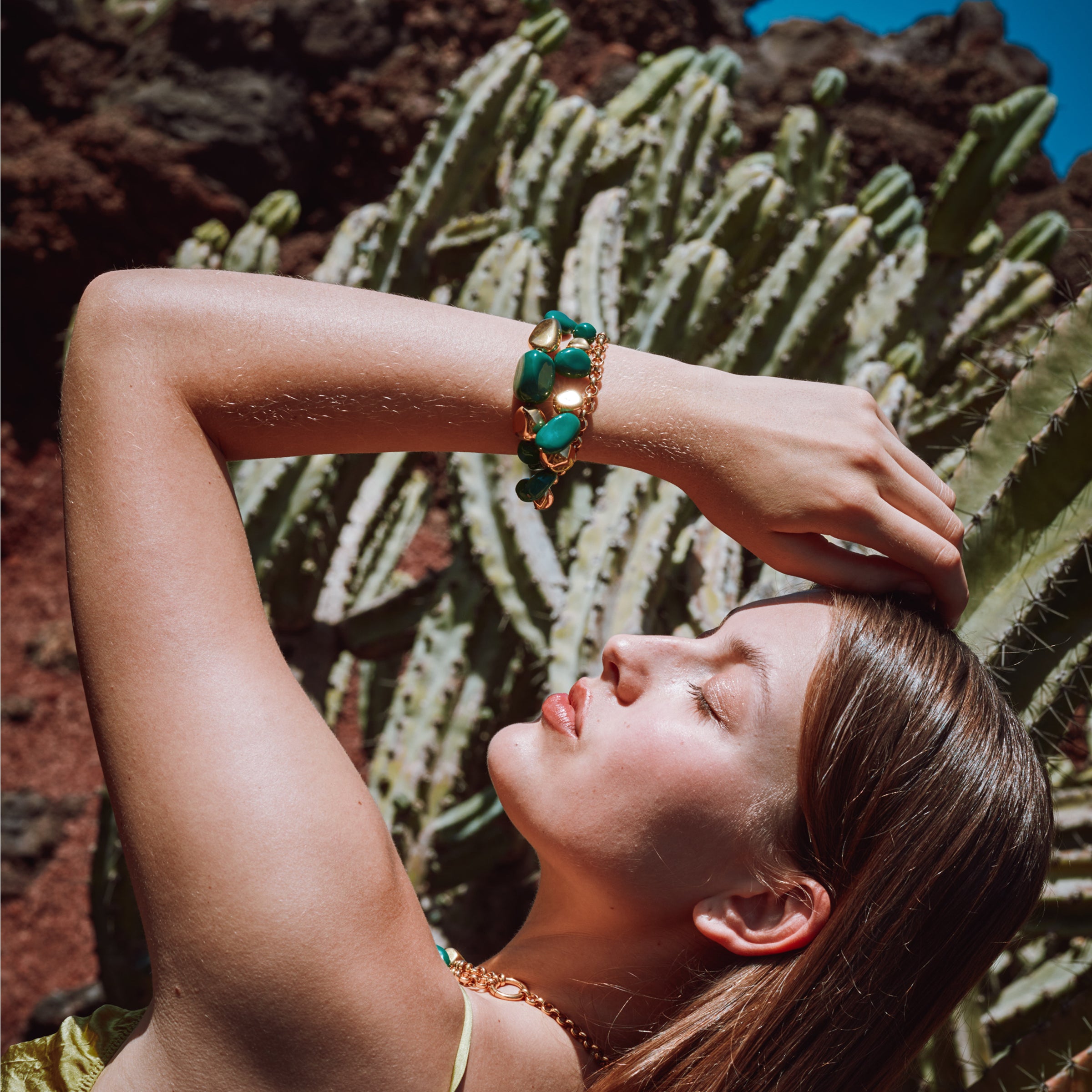 Bracelet loulou vert et doré dans le désert