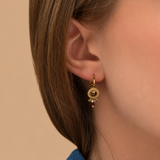 Boucles d'oreilles créoles dorées aux cristaux roses, jaspe rouge et perles d'hématite dorée, collection Fujita – photo portée