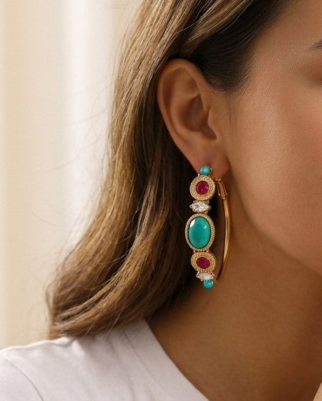 Boucles d'oreilles créoles larges dorées à tiges percées, turquoise, cabochon et cristaux grenat, diamètre 5 cm, collection Fujita – photo portée