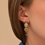 Boucles d'oreilles clips dorées aux tons beiges, perles du Japon, cristaux et hématite dorée, collection Fujita – photo portée