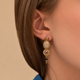 Boucles d'oreilles clips dorées aux tons beiges, perles du Japon, cristaux et hématite dorée, collection Fujita – photo portée