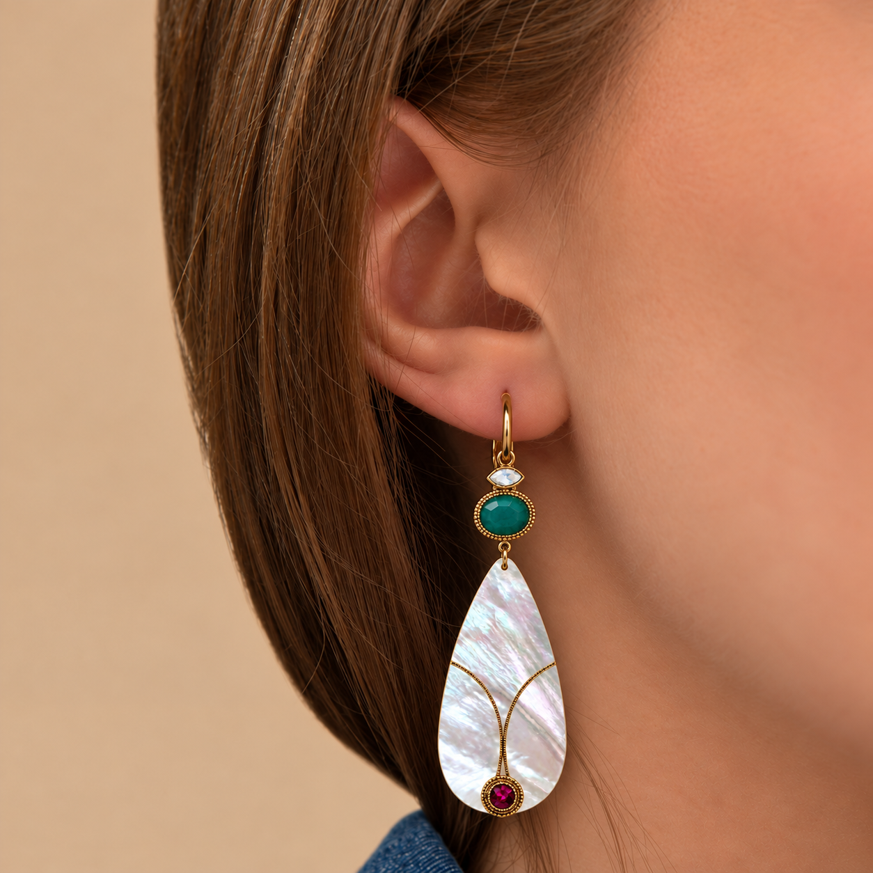 Boucles d'oreilles dormeuses dorées en nacre blanche, cabochon turquoise et cristal grenat, hauteur 9 cm, collection Fujita – photo portée