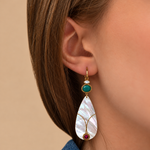 Boucles d'oreilles dormeuses dorées en nacre blanche, cabochon turquoise et cristal grenat, hauteur 9 cm, collection Fujita – photo portée
