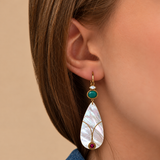 Boucles d'oreilles dormeuses dorées en nacre blanche, cabochon turquoise et cristal grenat, hauteur 9 cm, collection Fujita – photo portée