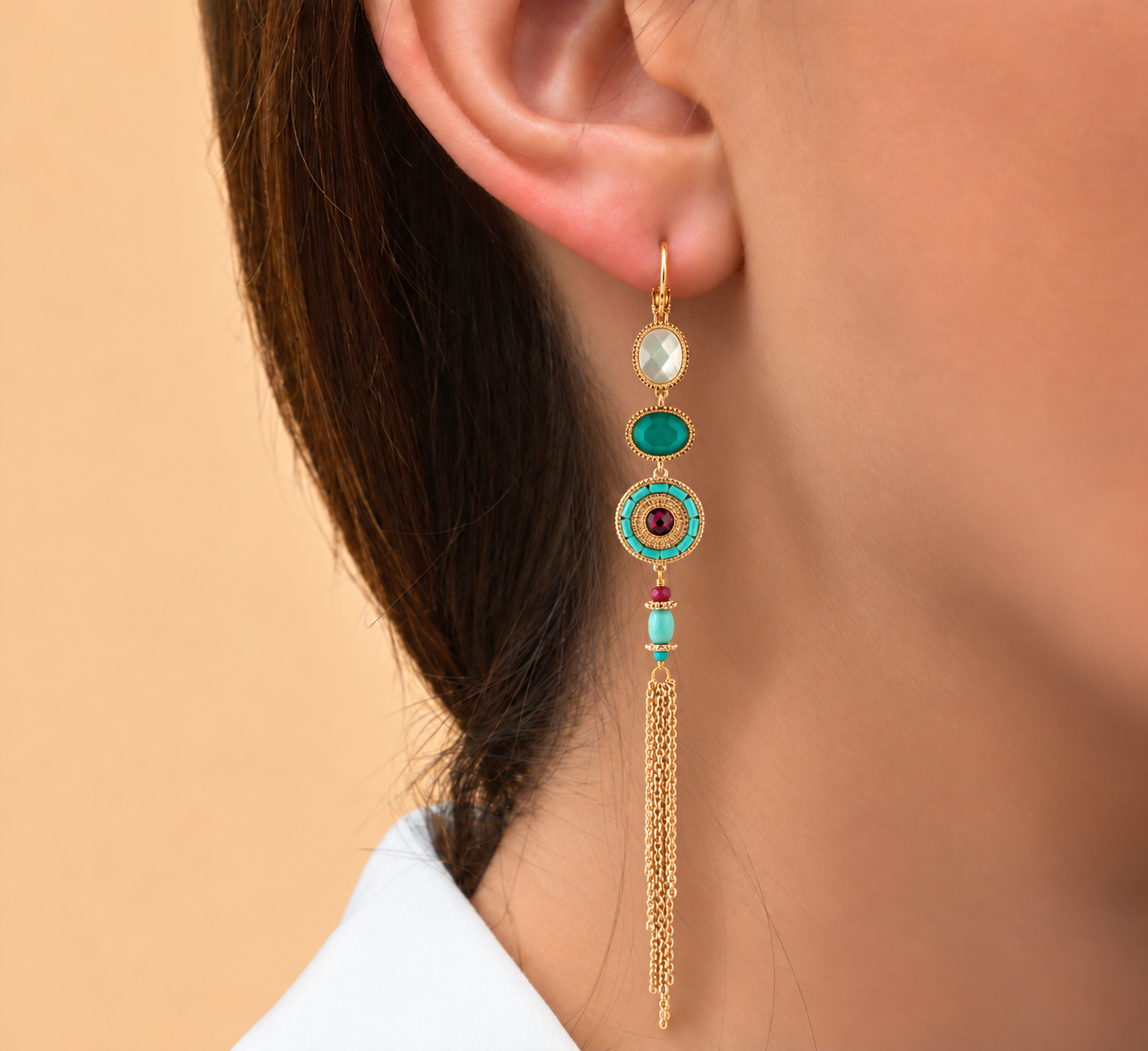Boucles d'oreilles dormeuses longues dorées à chaînettes, nacre blanche facettée, turquoise et jade teinté rouge, 12,5 cm, collection Fujita – photo portée
