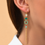 Boucles d'oreilles dormeuses longues dorées à chaînettes, nacre blanche facettée, turquoise et jade teinté rouge, 12,5 cm, collection Fujita – photo portée
