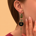 Boucles d'oreilles dormeuses dorées en plumes kaki, cristaux, jade et jaspe, à chaînettes, collection Fujita – photo portée