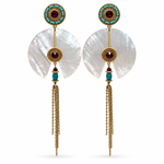 Boucles d'oreilles clips longues dorées à chaînettes, nacre blanche, turquoise, howlite et jade teinté rouge, 12 cm, collection Fujita