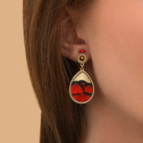 Boucles d'oreilles clips dorées en marqueterie de plumes naturelles rouges et cuir d'agneau doré, cristal Prestige et perles du Japon, collection Fujita – photo portée