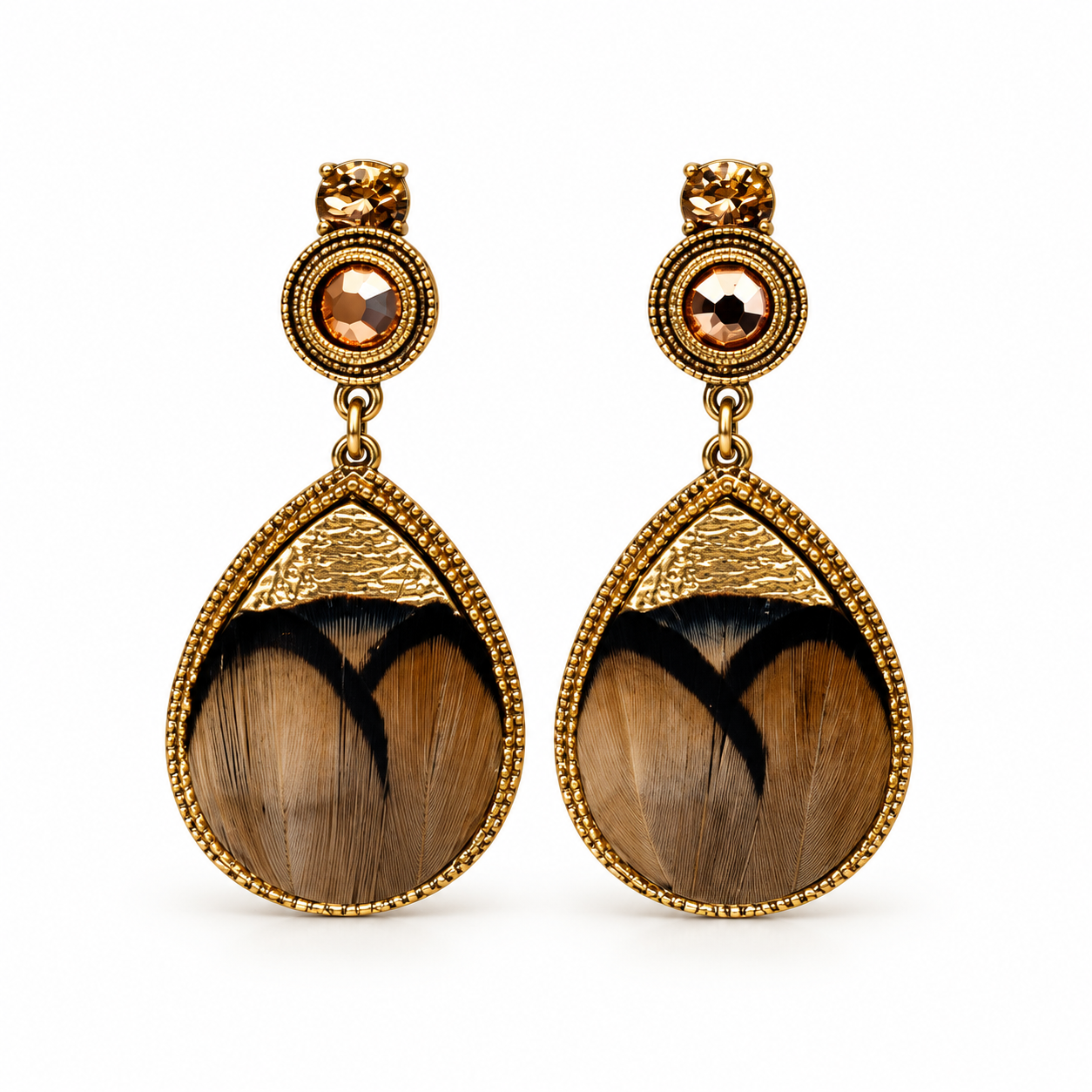 Boucles d'oreilles clips dorées en marqueterie de plumes naturelles beiges et cuir d'agneau doré, cristaux, collection Fujita