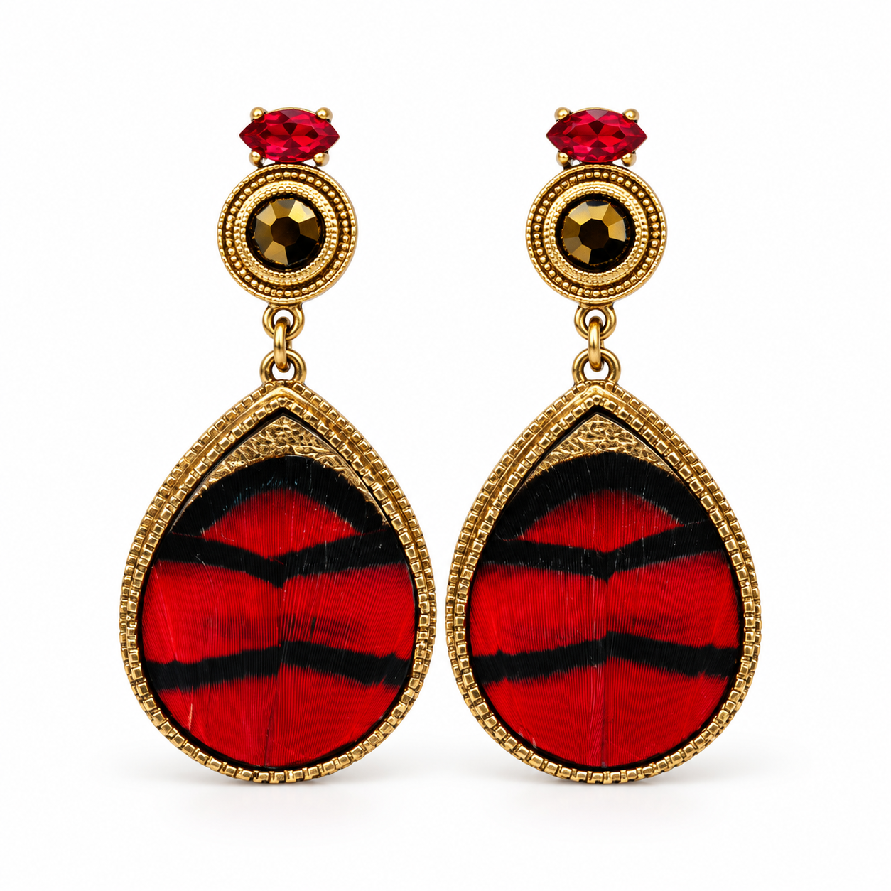 Boucles d'oreilles clips dorées en marqueterie de plumes naturelles rouges et cuir d'agneau doré, cristal Prestige et perles du Japon, collection Fujita