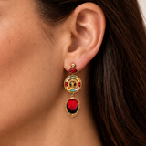 Boucles d'oreilles clips dorées en plumes naturelles rouges, cuir d'agneau doré, perles du Japon et cristaux Prestige, collection Fujita – photo portée