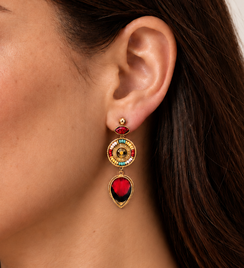 Boucles d'oreilles clips dorées en plumes naturelles rouges, cuir d'agneau doré, perles du Japon et cristaux Prestige, collection Fujita – photo portée