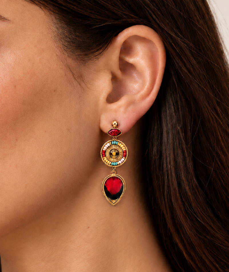 Boucles d'oreilles clips dorées en plumes naturelles rouges, cuir d'agneau doré, perles du Japon et cristaux Prestige, collection Fujita – photo portée