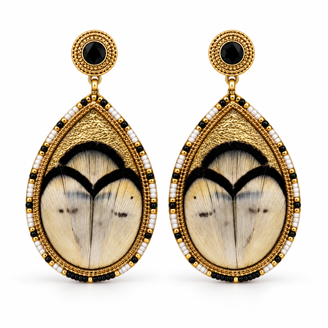 Boucles d'oreilles clips dorées à plumes naturelles noires et blanches, cuir doré, cristal noir et perles du Japon, collection Fujita