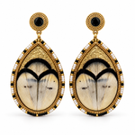 Boucles d'oreilles clips dorées à plumes naturelles noires et blanches, cuir doré, cristal noir et perles du Japon, collection Fujita