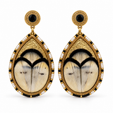 Boucles d'oreilles clips dorées à plumes naturelles noires et blanches, cuir doré, cristal noir et perles du Japon, collection Fujita