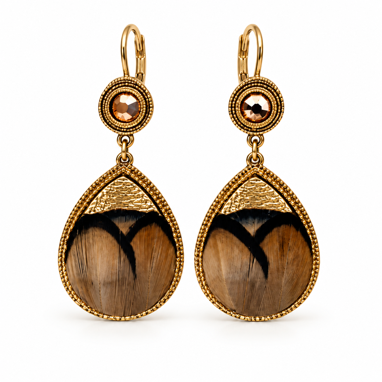 Boucles d'oreilles dormeuses pendantes dorées à plumes naturelles beiges, cuir doré, cristal et perles du Japon, collection Fujita