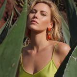 Pendientes largos de clip Loulou – naranja y dorado