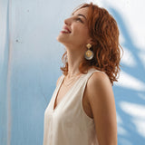 Boucles d’oreilles tiges percées Positano - nacre grise