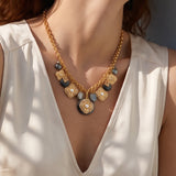 Collier chaîne médaille Positano - nacre grise